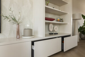 Maatwerk tv kast met open planken en greeploze lades